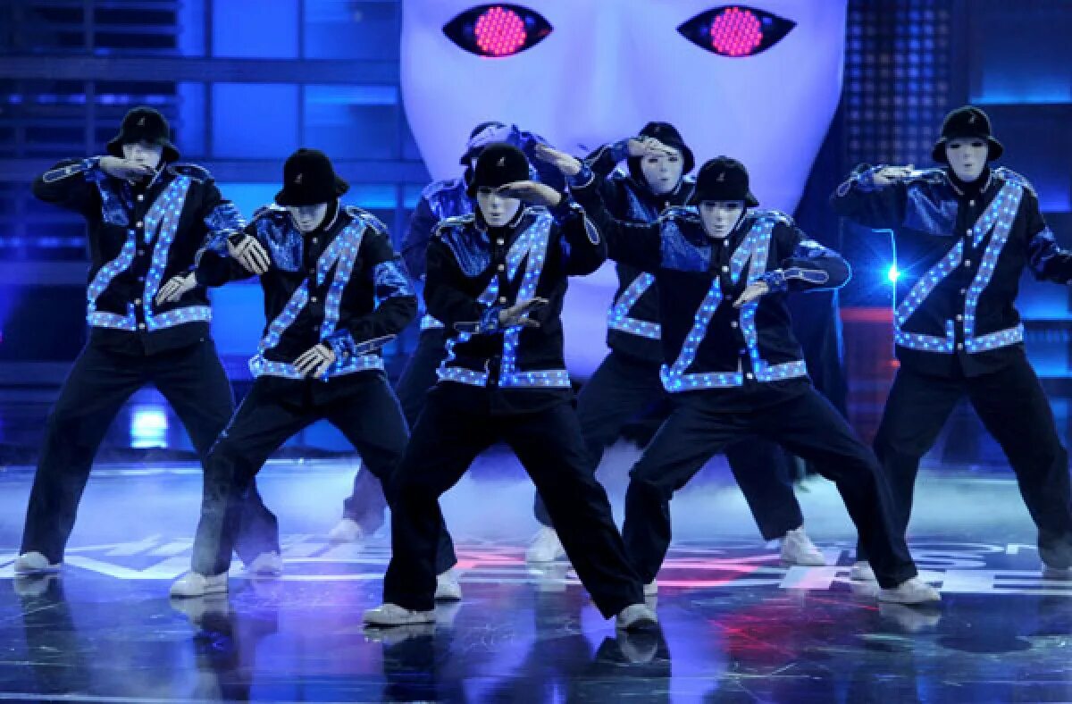 Танцевальная группа мальчиков. Популярные танцевальные группы. Мужская танцевальная группа. Танцевальная группа в масках. Команда танцоров.