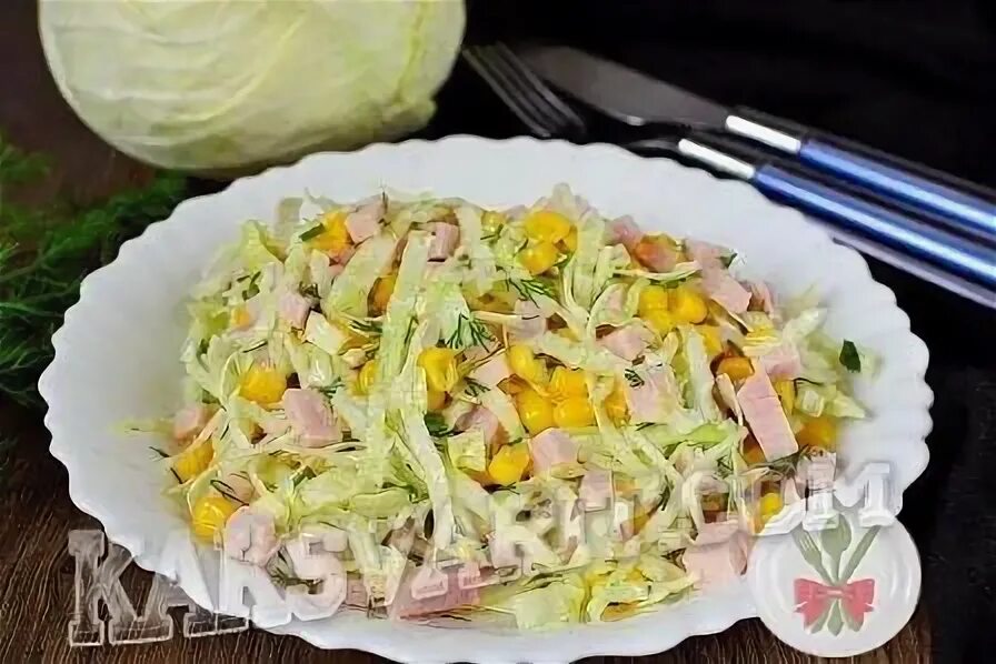 Салат с капустой ветчиной и кукурузой. Салат капуста кукуруза ветчина. Салат из пекинской капусты с ветчиной. Салат с капустой ветчиной и кукурузой. Салат с ветчиной и капустой белокочанной.