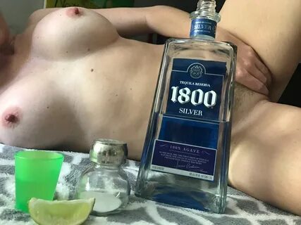 - NSFW, Девушки, Эротика, Сиськи, Текила, Волосы на лобке.