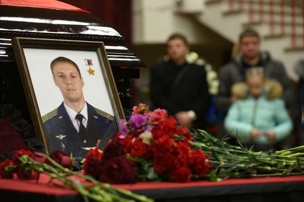 Была посмертно героем. Была посмертно героем. Была посмертно героем. Стихи о подвигах и героях. Была посмертно героем.
