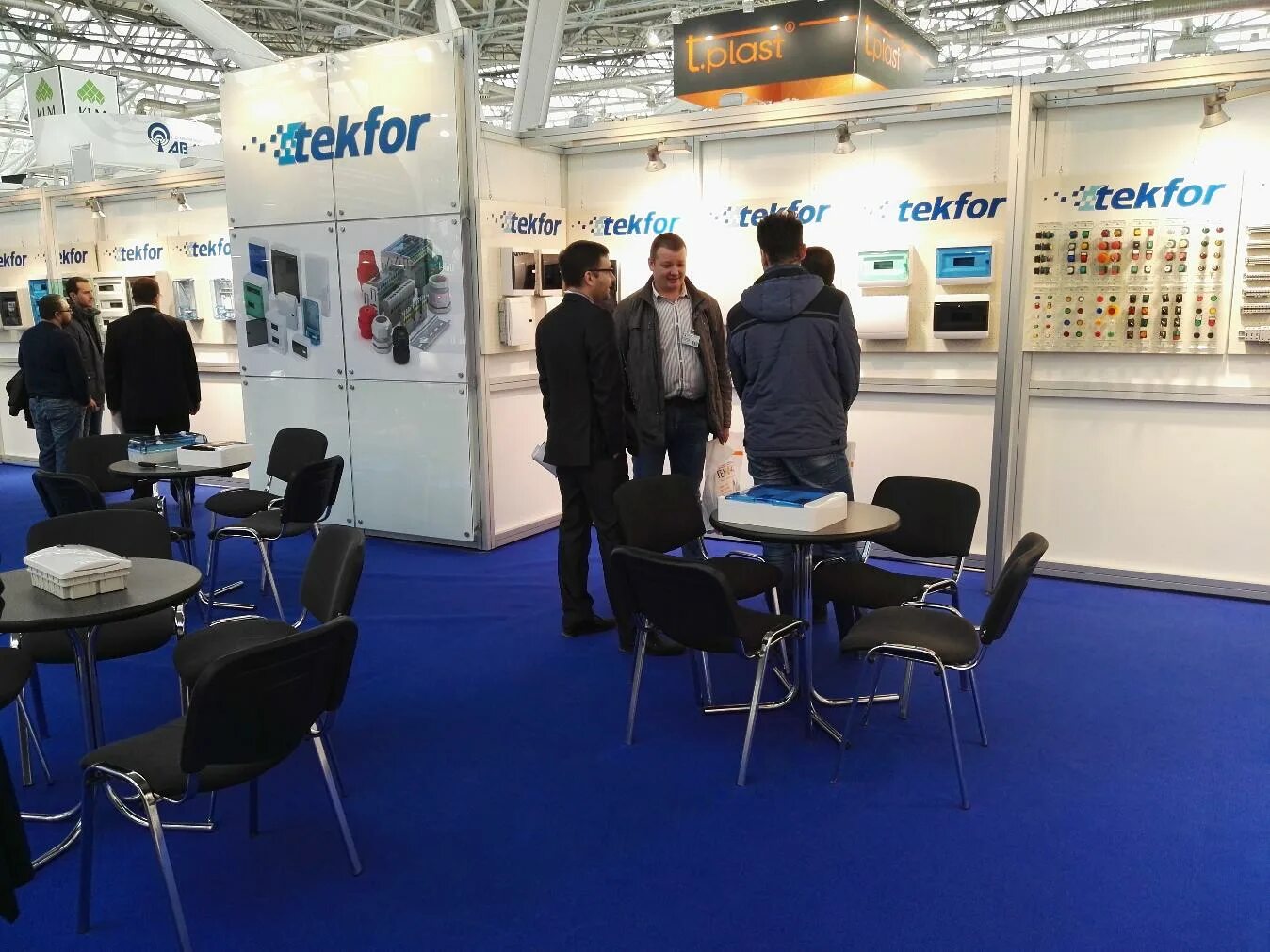 сотрудник торгового зала отзывы сотрудников. требуется работник зала. сотрудник торгового зала отзывы сотрудников. работник супермаркета. торговый зал вкусвилл.