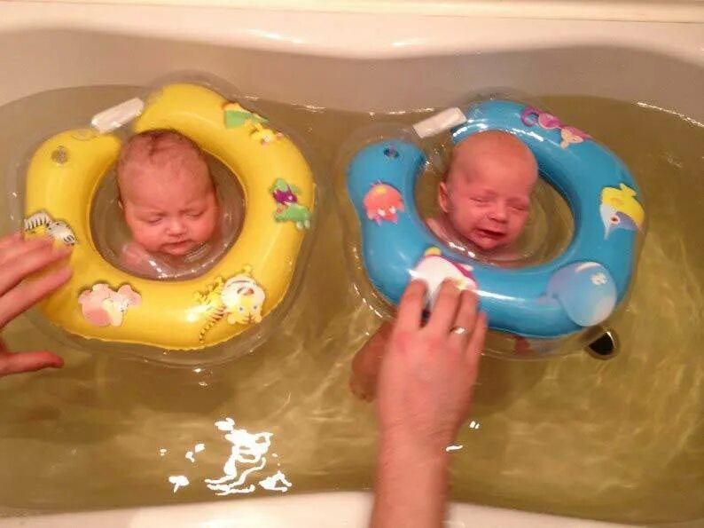 Круг на шею для купания новорожденных в ванночке. Как правильно сложить круг swimtrainer. Купание в кругу новорожденного. Как правильно одеть круг. Как правильно одеть круг.