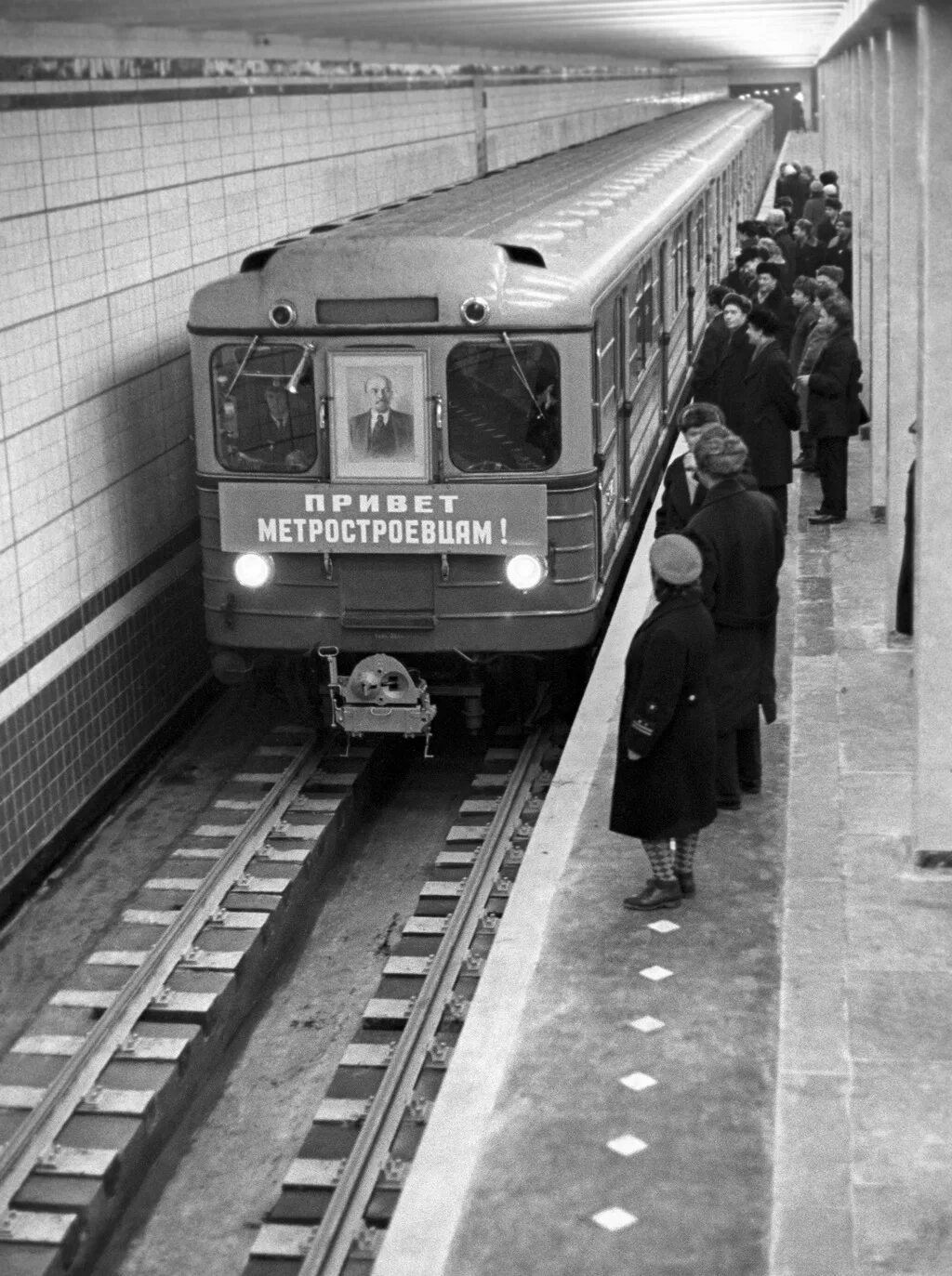 Открытие метрополитена в ссср. Станция метро Кузьминки 1966. Метро Ждановская 1966. Станция метро Ждановская 1966 Москва. Метро Выхино 1966.