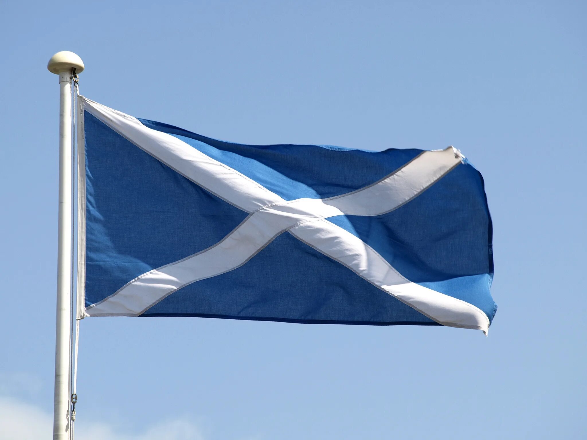 Скотланд флаг. Бело сине белый флаг 2022. Флаг Шотландии. Штандарт Шотландии. На борту холера бело синий флаг