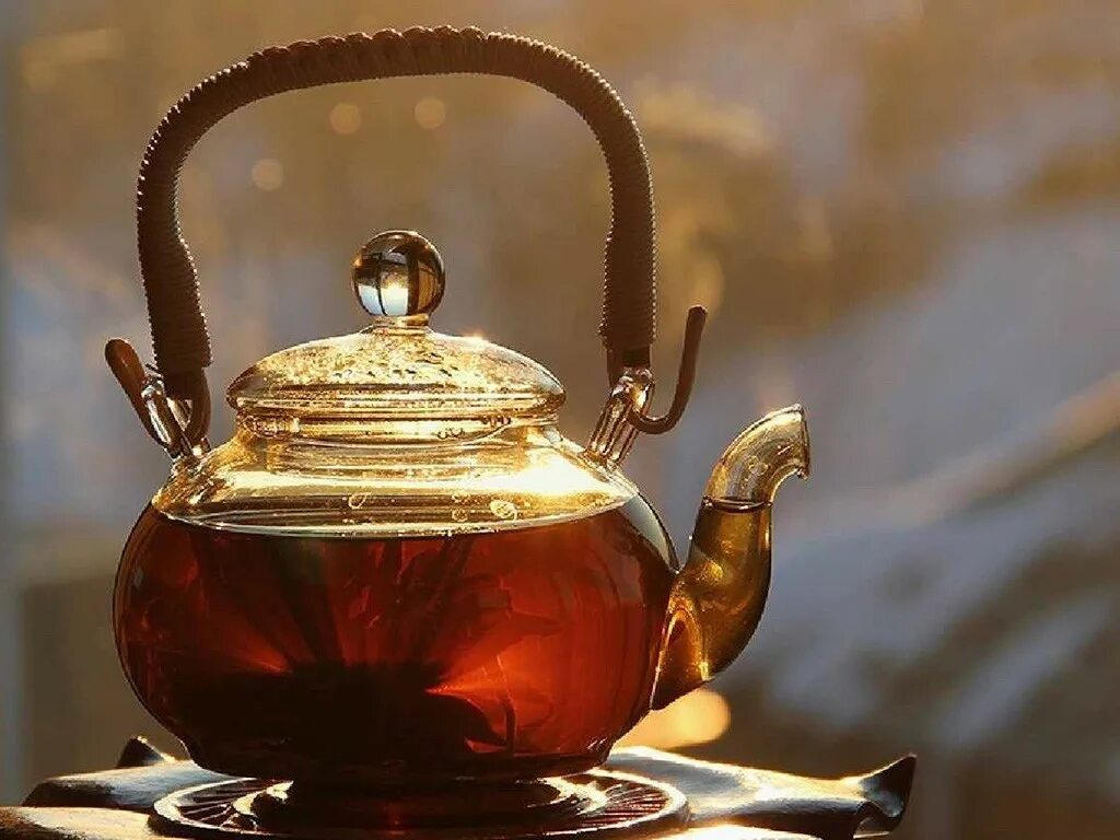 Чай в чайнике. Красивый чайник. Красивый чай в чайнике. Чайник с чаем.