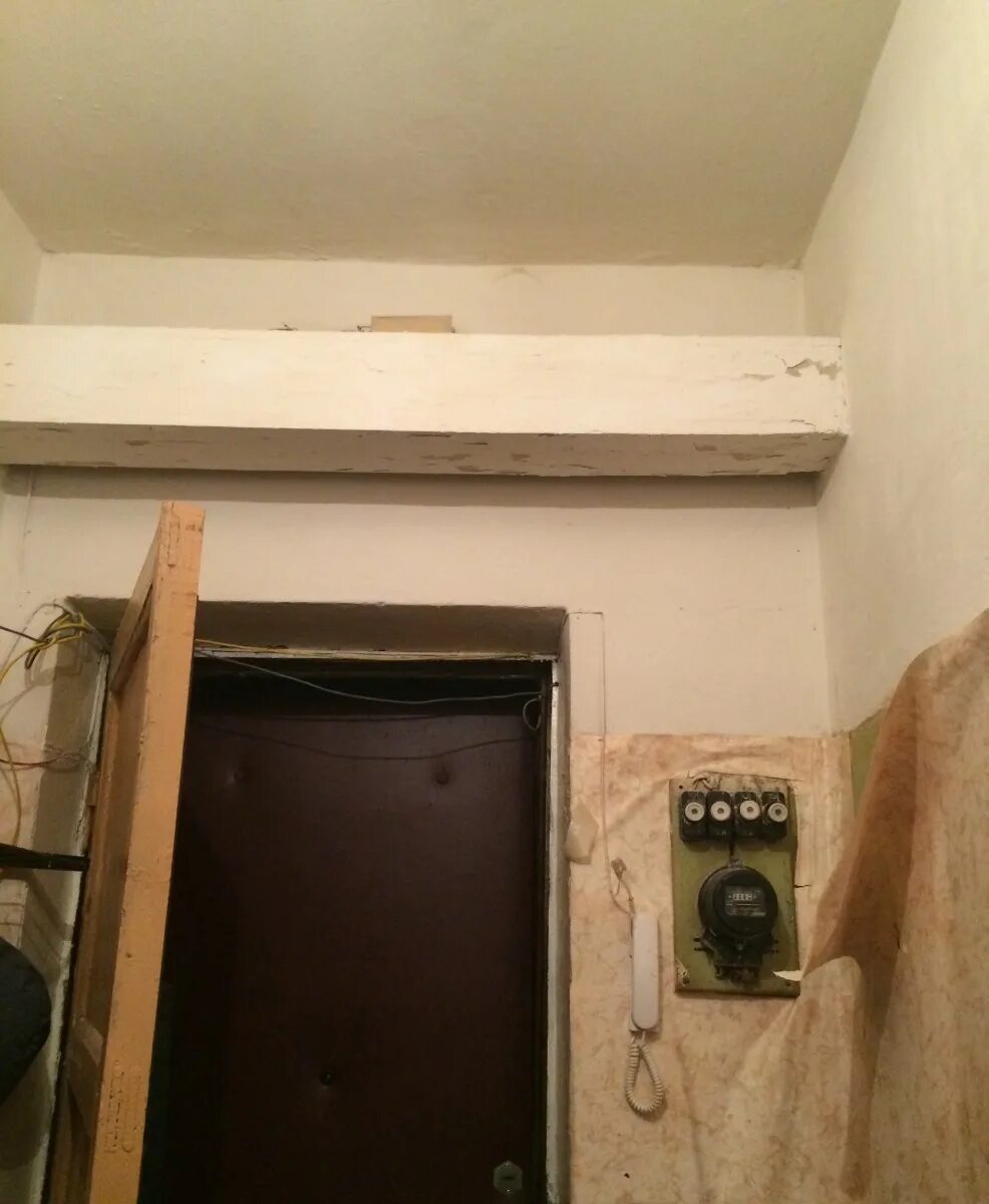 Провода над входной дверью. Турник над проемом двери. Камера над входной дверью. Газовая труба над дверью. Водопроводные трубы под потолком.