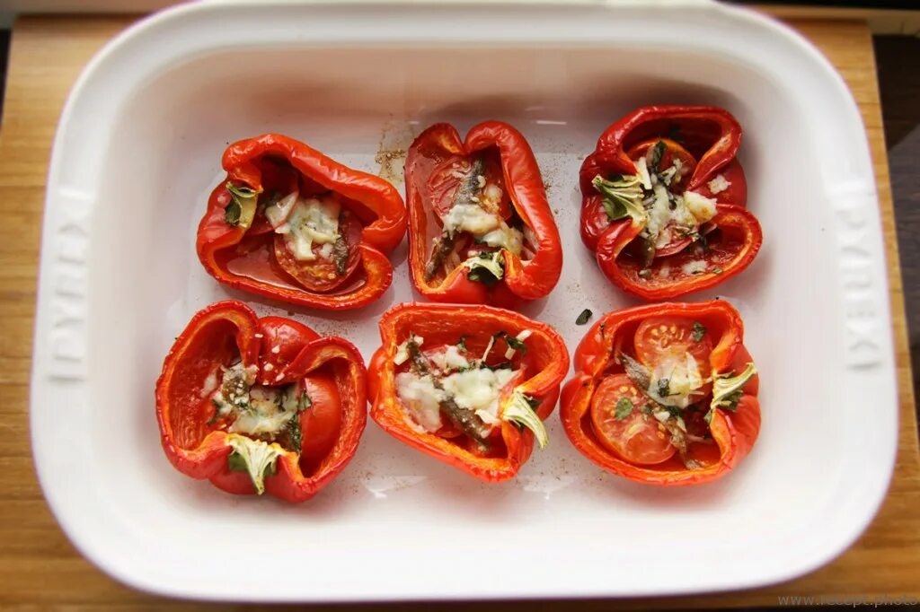 фаршированные перцы в томатно сметанном соусе. запеченный болгарский перец. помидоры с моцареллой и базиликом в духовке. запеченный болгарский перец. баклажаны с помидорами и перцем в духовке запечённые.