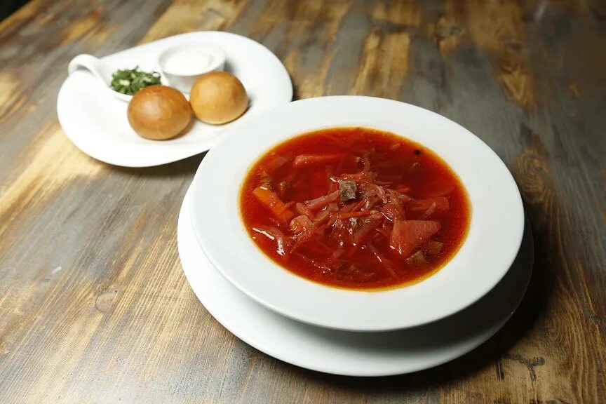 Борщ с поманушкой. Борщ украинский с чесночными пампушками. Чесночные пампушки к борщу. Пампушки с чесноком к борщу. Борщ домашний.
