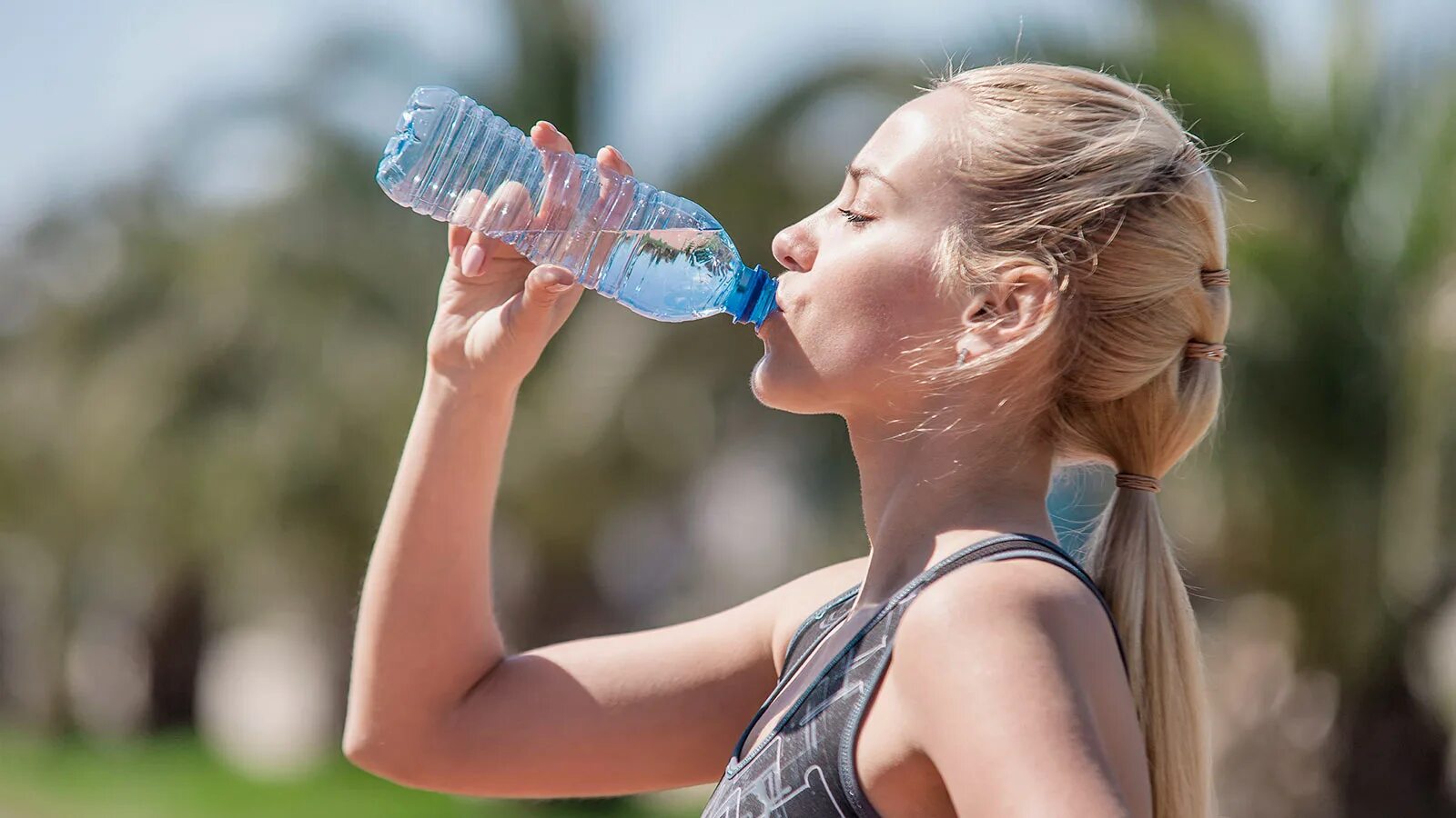 Появилась сильная жажда. Девушка пьет воду. Девушка пьет воду из бутылки. Питьевой режим. Жевушкк пьет из бутылки.