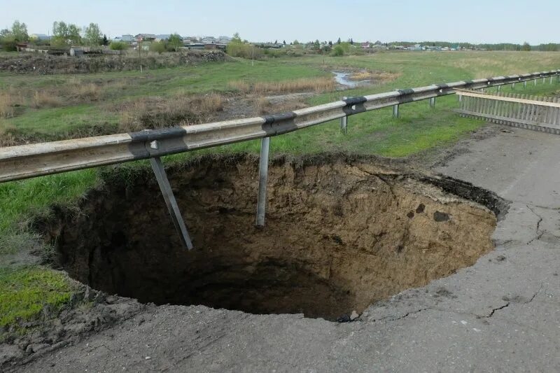 2 яма оказалась не глубокая но широкая. Яма. яма в земле. яма картинка.