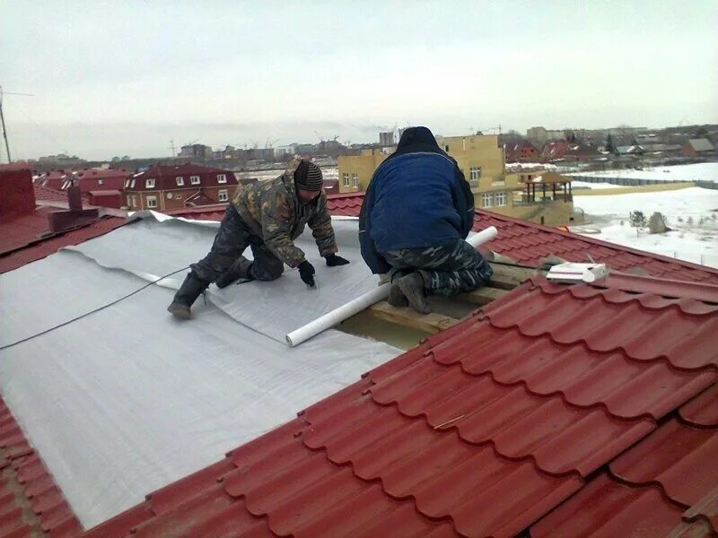 Монтаж кровли. Демонтаж металлочерепица. Цементно-песчаная черепица укладка. Демонтаж металлочерепицы. Демонтаж кровли.