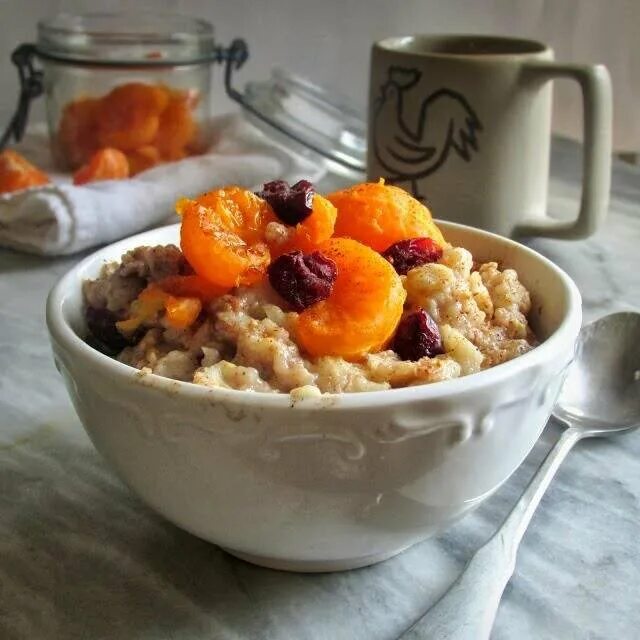 Каша с изюмом и курагой. Геркулесовая каша на молоке с сухофруктами. Пшенная каша с курагой. Овсяная каша с сухофруктами. Овсяная каша с курагой.