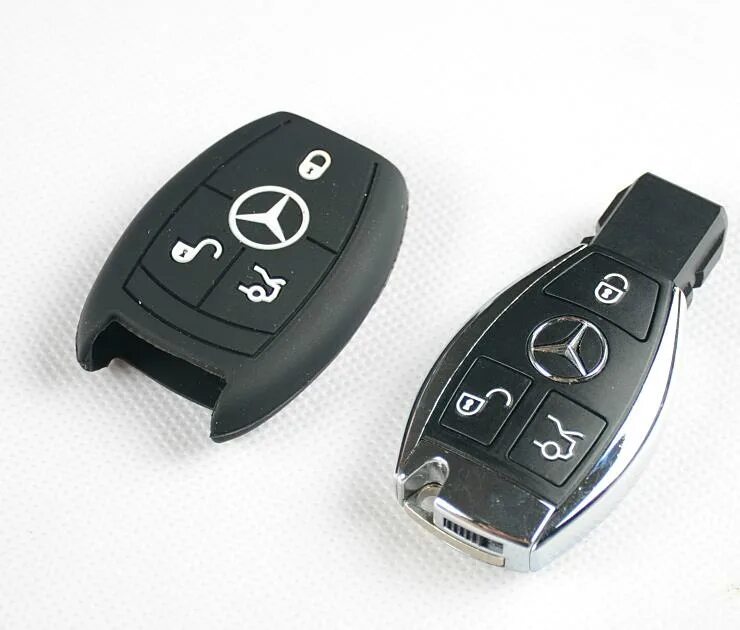 Кнопка ключа мерседес. Ключи от мерседеса в коробке. Ключ пульт мерседес. Чип ключ амг. Hold на ключе машины.