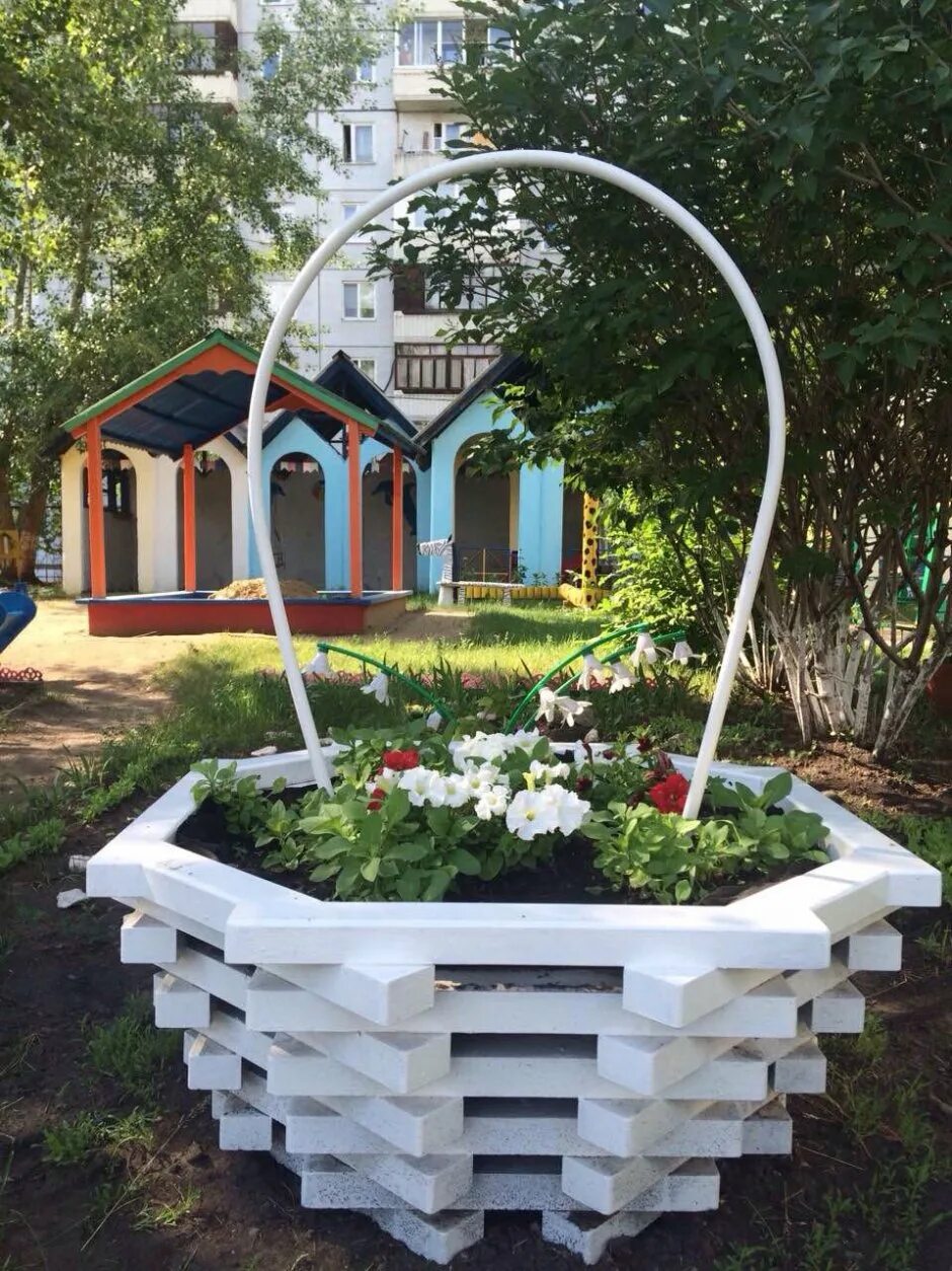 Клумбы в детском саду. Украшение клумбы в детском саду. необычные клумбы в детском саду. фигурные клумбы.