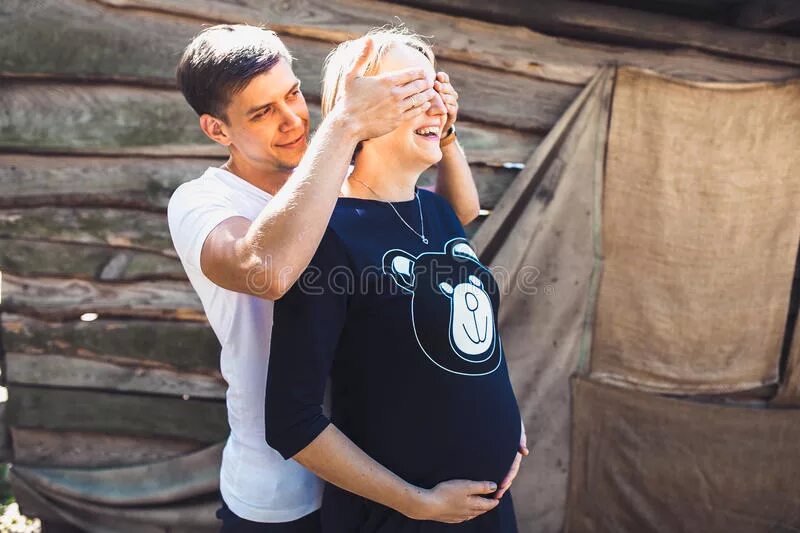 Беременную жену друзьям видео. Бездомные беременные с мужем.