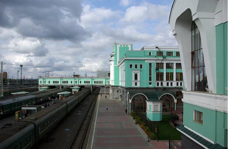 Жд справочная телефон новосибирск. Новосибирск вокзал перрон. Вокзал Новосибирск главный Перон. Вокзал Новосибирск главный 2000. ЖД вокзал Чебоксары перрон.