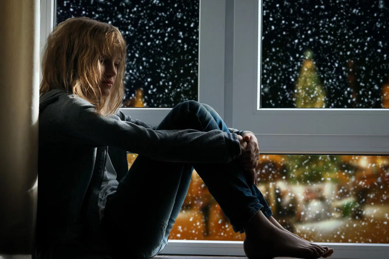 Окно ночью. Лунный свет в окне. И он ночью под окном девочка. И он ночью под окном девочка. Лунный свет в окне.