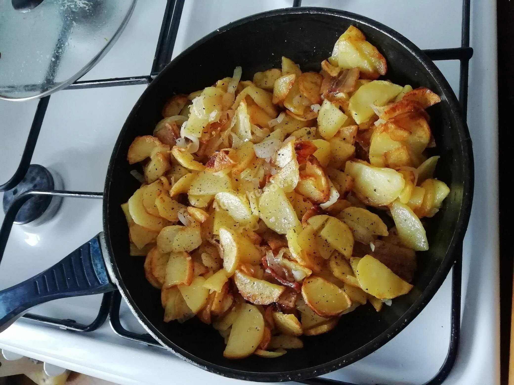 Как вкусно пожарить картошку с салом. Жареная картошка. жареная картошка с луком. жареная картошка с салом и луком. жареная картошка с салом и луком на сковороде.