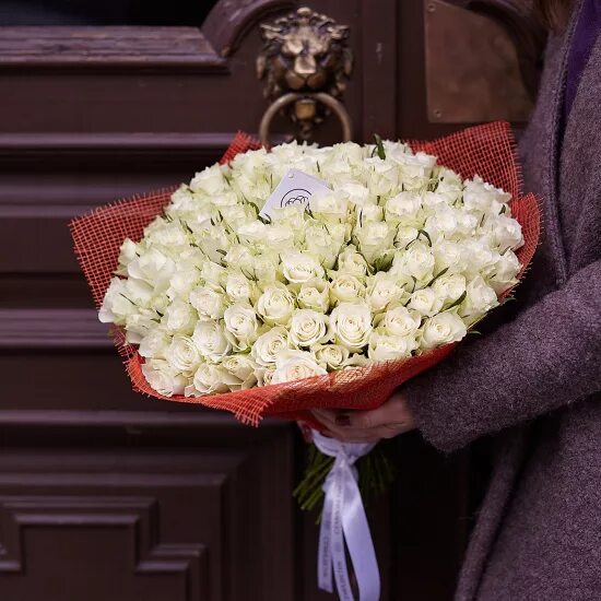 Мужчина дарит букет цветов. Подарили розы. Мужчина с букетом белых роз. Белые розы можно дарить девушкам. 25 роз белых букет 50см.
