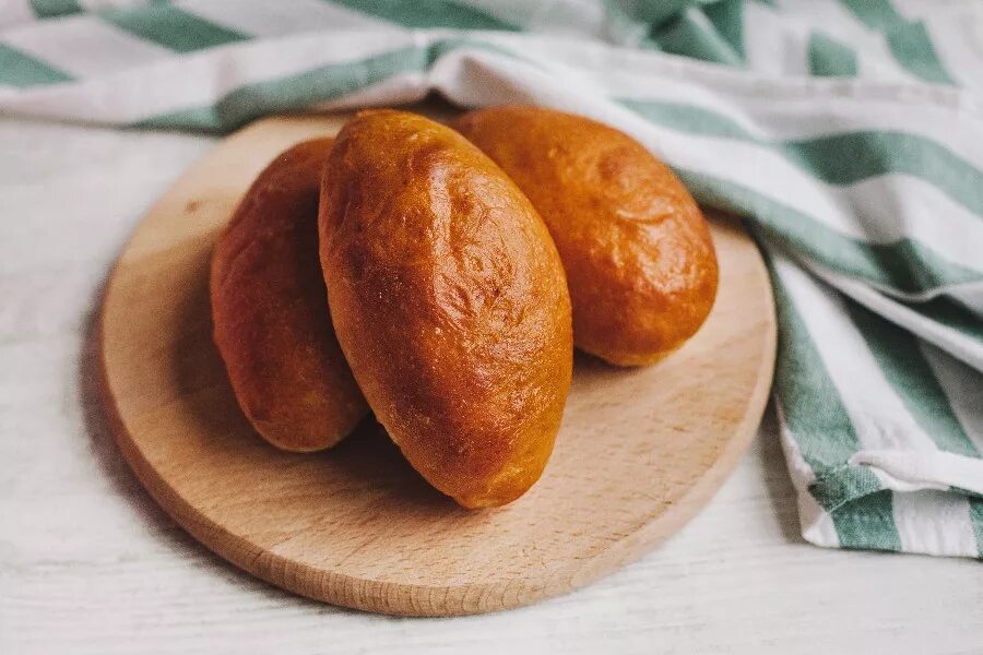 Печеный пирог с картошкой. Пирожки печеные. печеные пирожки с картошкой. румяный пирожок. пирожок печеный с картофелем.