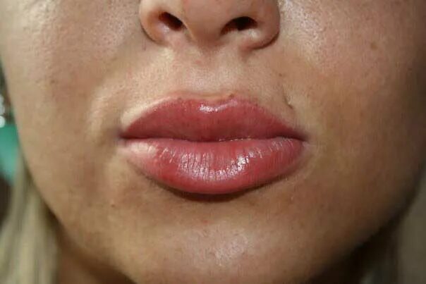 Отек губ после перманентного. Татуаж губ. Перманентный макияж губ. Перманент губ.