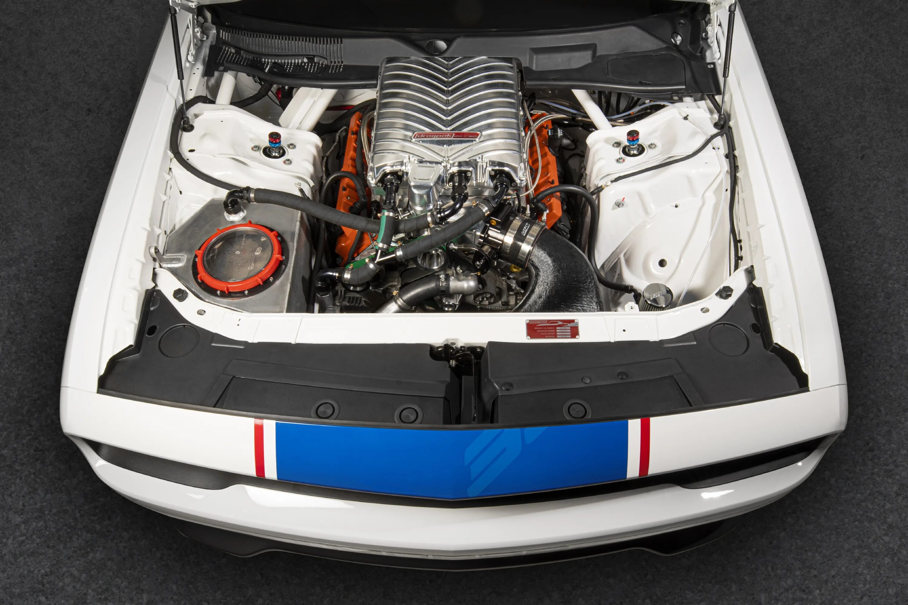 Мотор hemi v8. Mercedes benz slr mclaren двигатель. Самый мощный движок. V8 двигатель dodge challenger. Машина с большим объемом двигателя.