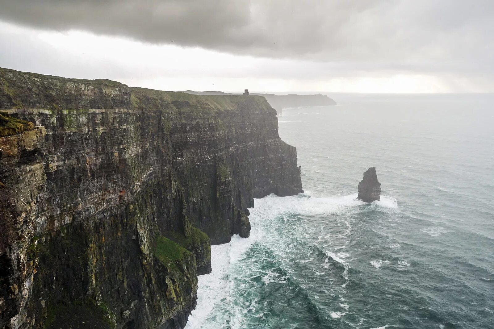 Клиф какого. Cliffs of Moher Ирландия шторм. Утёсы мохер Ирландия. Скалы мохер Ирландия. Клиффы в Ирландии.