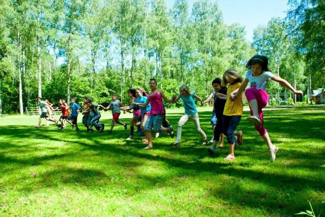 Спортивный лагерь для детей. Спортивные игры для детей. Спортивные состязания в лагере. Спортивный лагерь. Спортивный лагерь для детей.