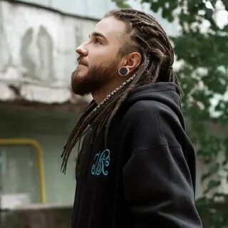 Чувак с дредами