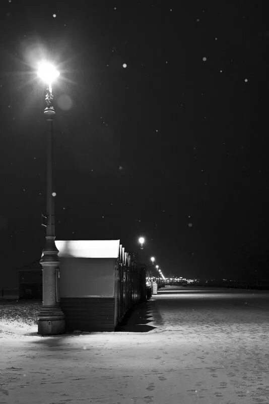 Гулять ночью. Фонари калининград. Фонари калининград. Как снимали под фонарем. Парень и девушка гуляют ночью.