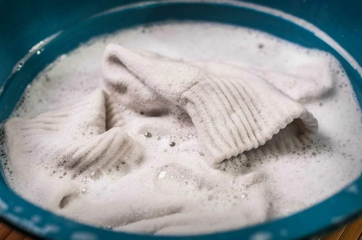 Отбеливатель для капрона. Отбеливатель на белой ткани. Стирает в тазике. Baking soda фото. Стирка белого белья.