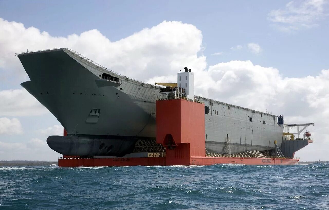 Большая работа большого корабля. Dockwise Vanguard корабль. Корабль-док Blue Marlin. Судно Blue Marlin («голубой Марлин»). Самый большой в мире корабль - док (Dockwise Vanguard).