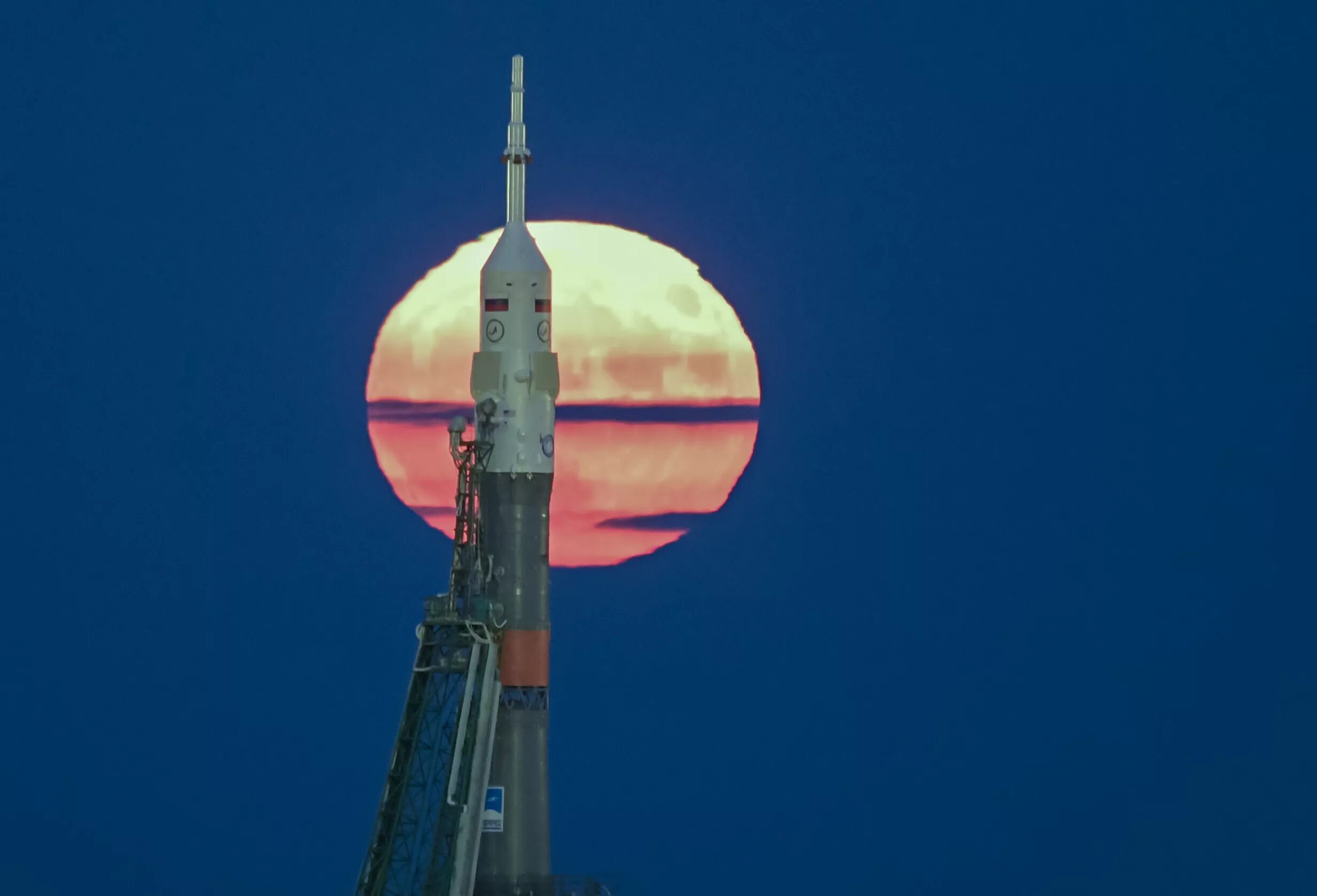 Роскосмос Луна. Ракета на Луне. Ракета на луну Россия. Ракета на фоне Луны. Moon russia