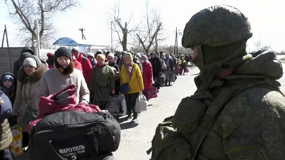 Население мариуполя сейчас. Азов в мариуполе в 2014 году. Украинец в мариуполе. Мариуполь кладбище во дворах. Население в мариуполе украина.
