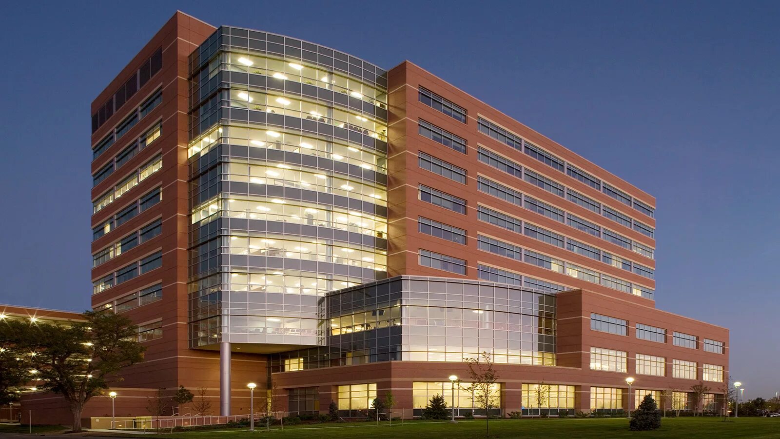 Современное здание больницы. Медицинский центр здания. Медицинский центр rush university. Госпиталь сербия архитектура. Московский больницы снаружи.