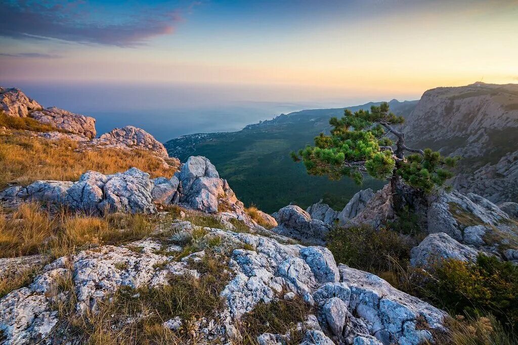 Серый день горы крым. Ай Петри Крым. Гора ай-Петри в Крыму. Горы осень Крым ай-Петри. Крымские гора ай Петри осенью.