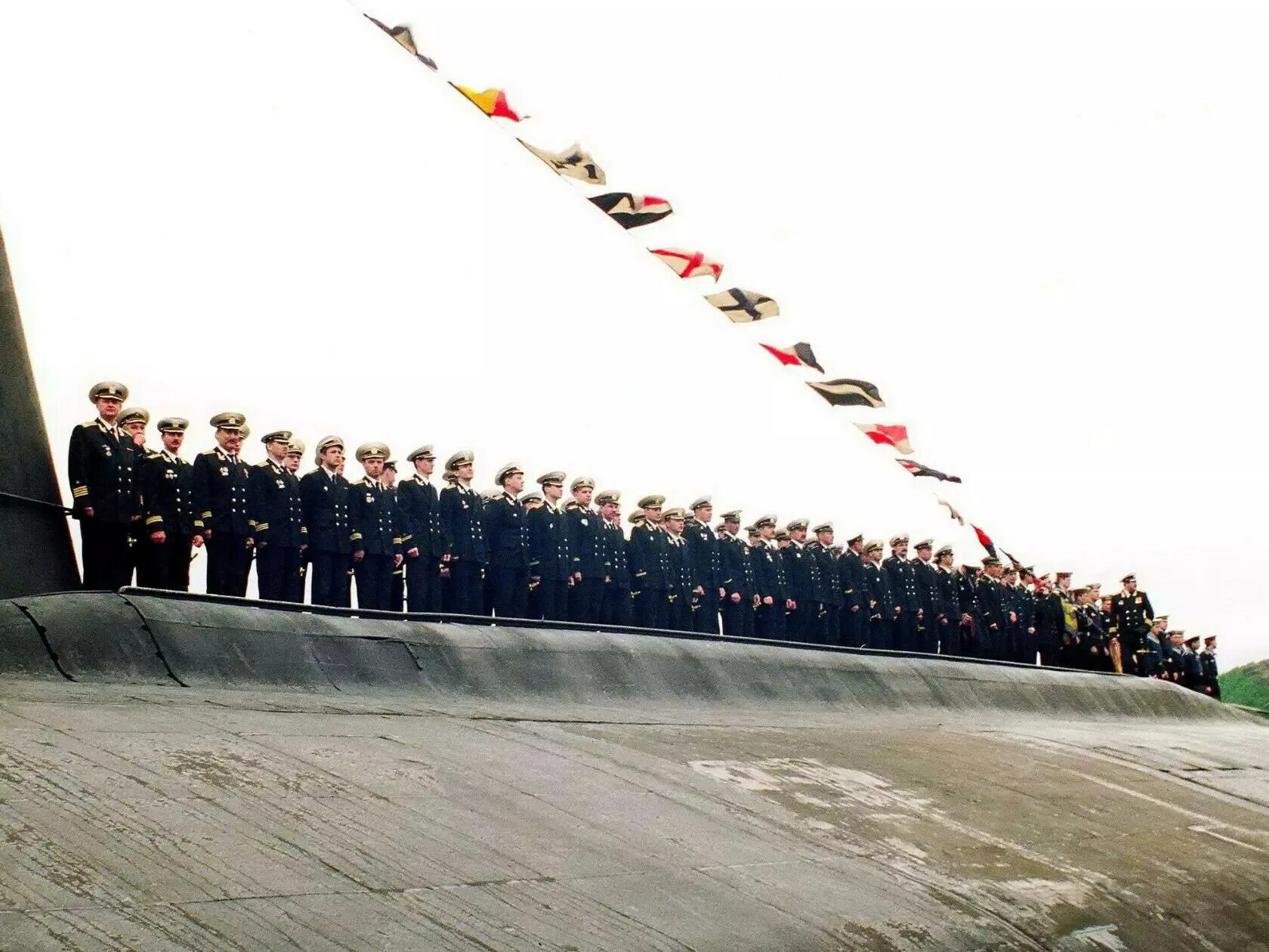 Курск 12 мая. Курск подводная лодка экипаж. подводная лодка к-141 «курск». атомная подводная лодка курск 2000. к-141 курск экипаж.