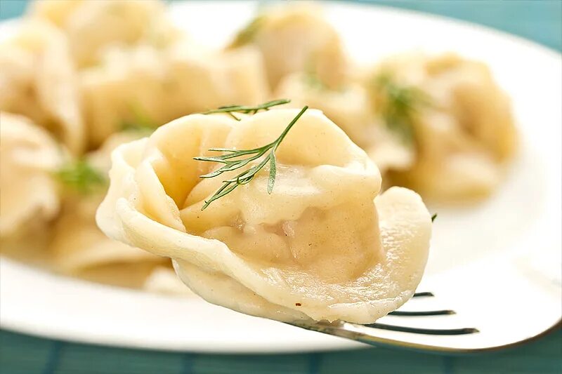 Манты. Пельмени фото. Дуршлаг для хинкали. Пельмешки в тарелке. Вареники со сметаной.