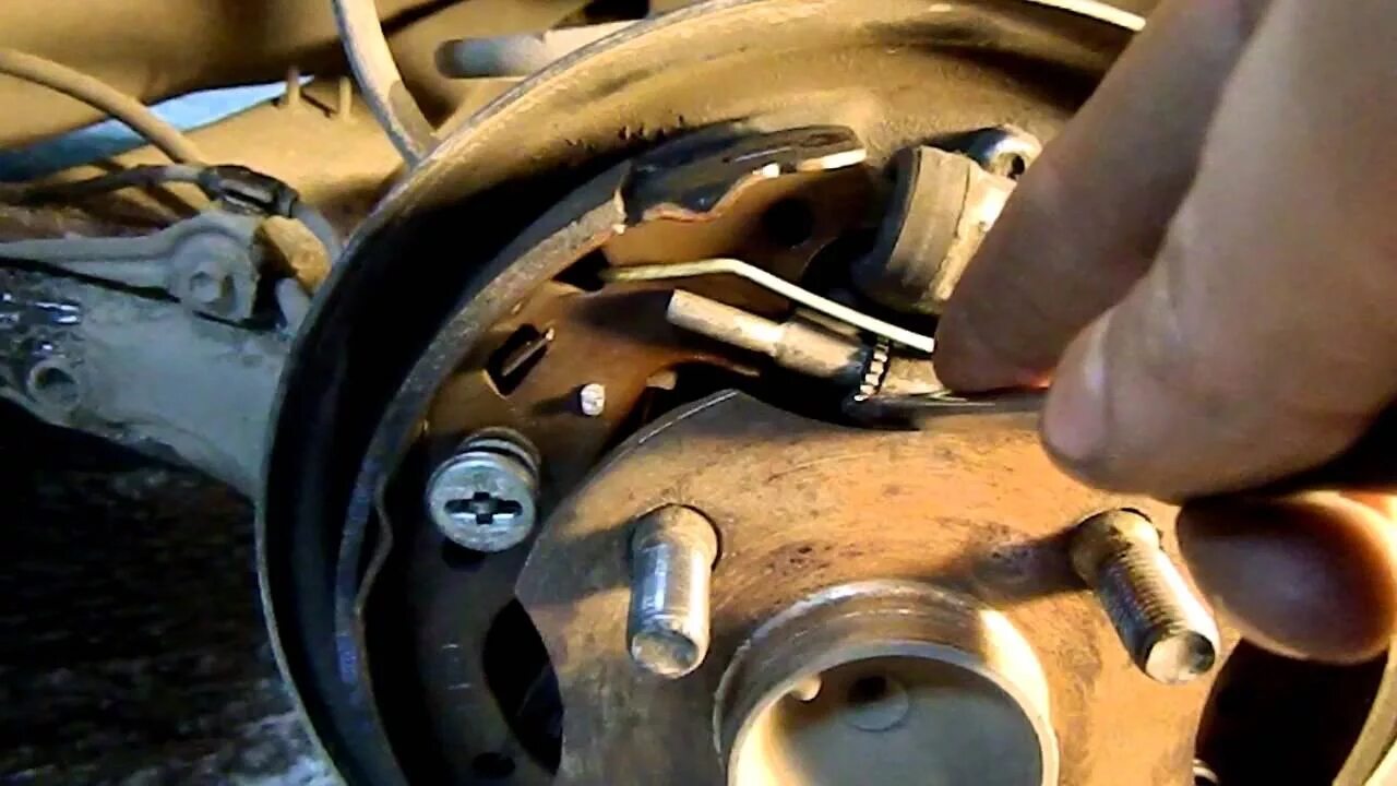 Подтянуть колодки. Тойота 150 колодки ручника. колодки ручника тойота авенсис 2007. подтяшки калотки ручной тормоз тауота каролла 2002. колодки ручника тойота королла.