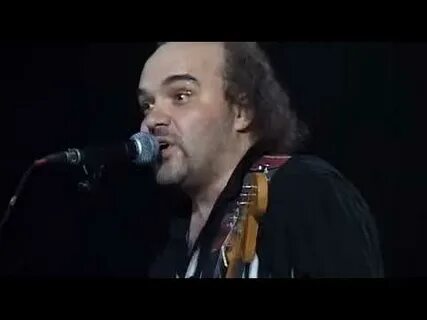 Черный кофе с ветки падающий