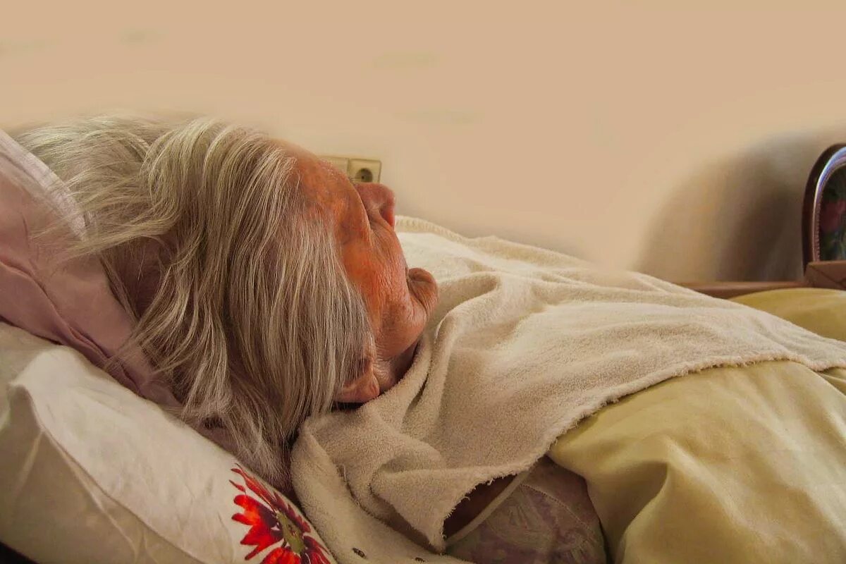 бабушка лежит