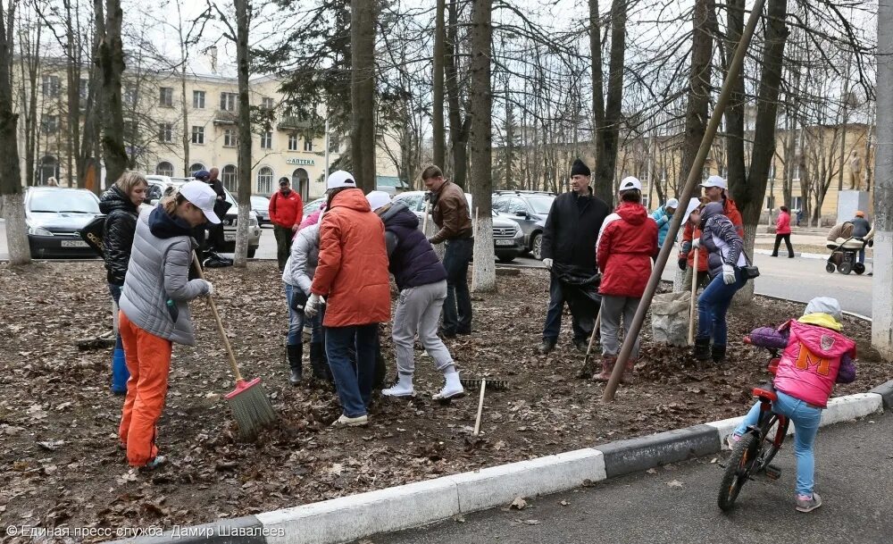 Новости лайф мокрецов. Благоустройство двора. Субботник в Подмосковье. Субботник 2023. Субботники в Павловском Посаде.