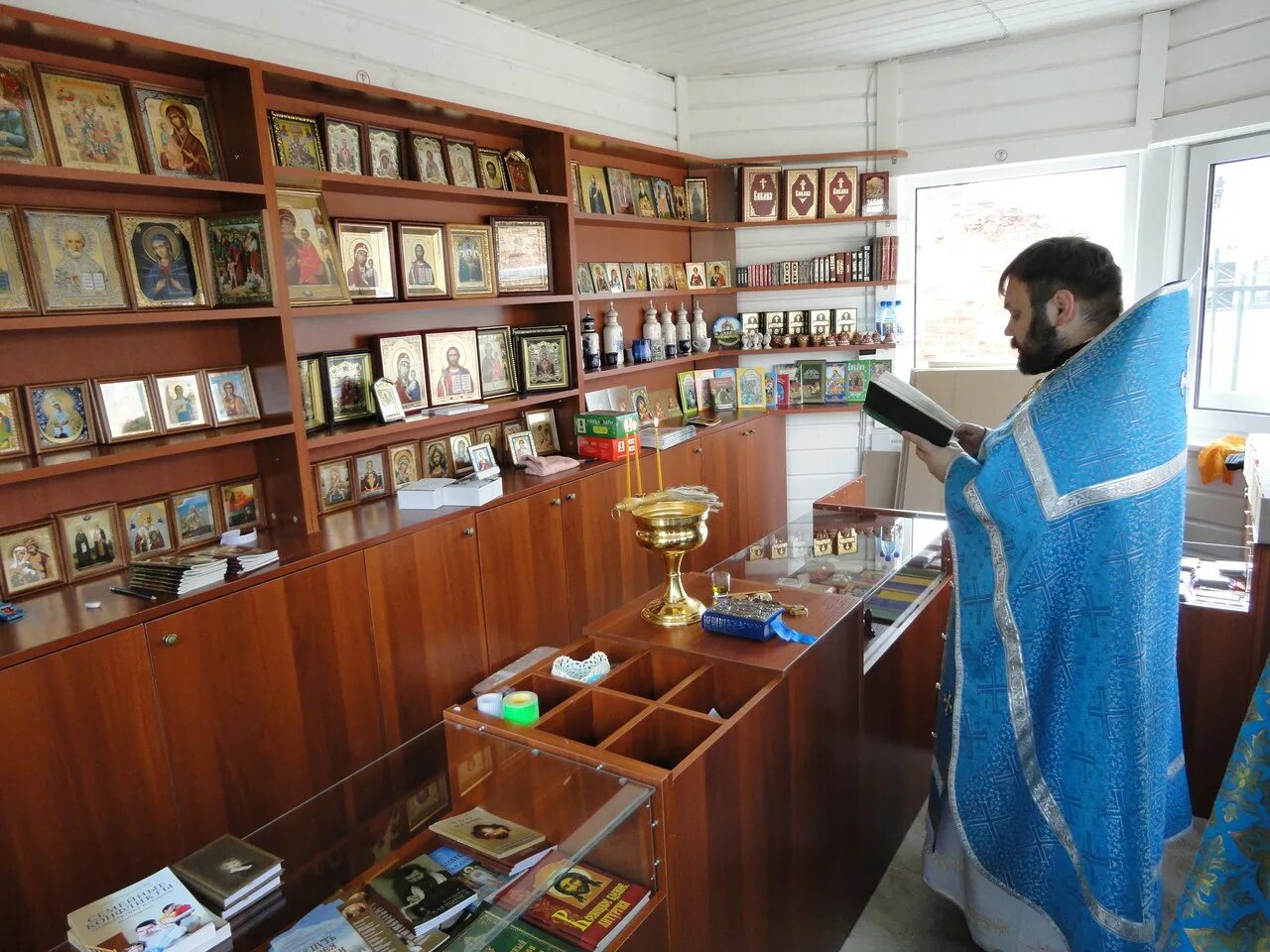 Даниловский монастырь в москве церковная лавка. Покровский собор воронеж церковная лавка. Новодевичий монастырь церковная лавка. Монастыри церковные лавки. Магазин монастырская лавка монастырская.