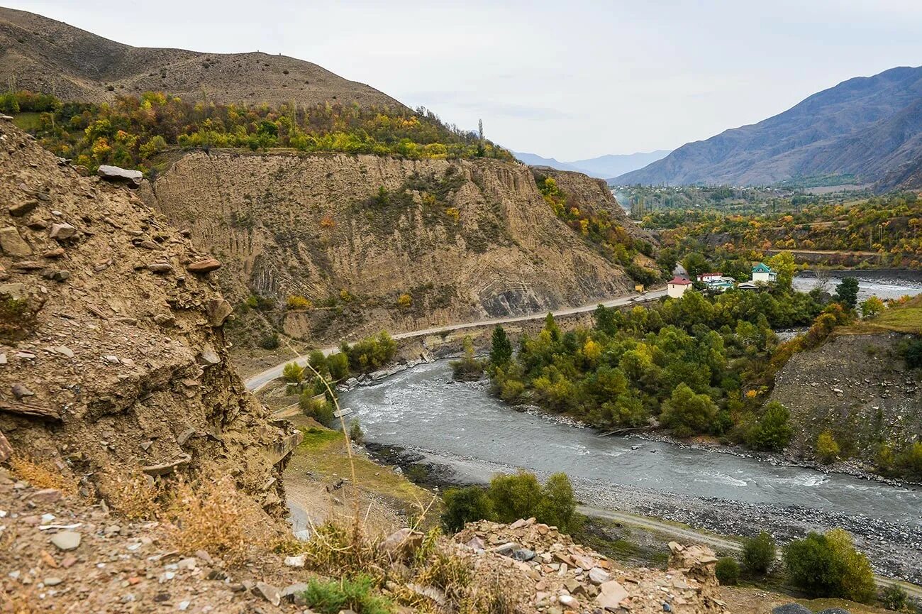 Самур азербайджан. Река Самур в Дагестане. Река Самур в Азербайджане. Долина реки Самур. Село Хрюг Дагестан.