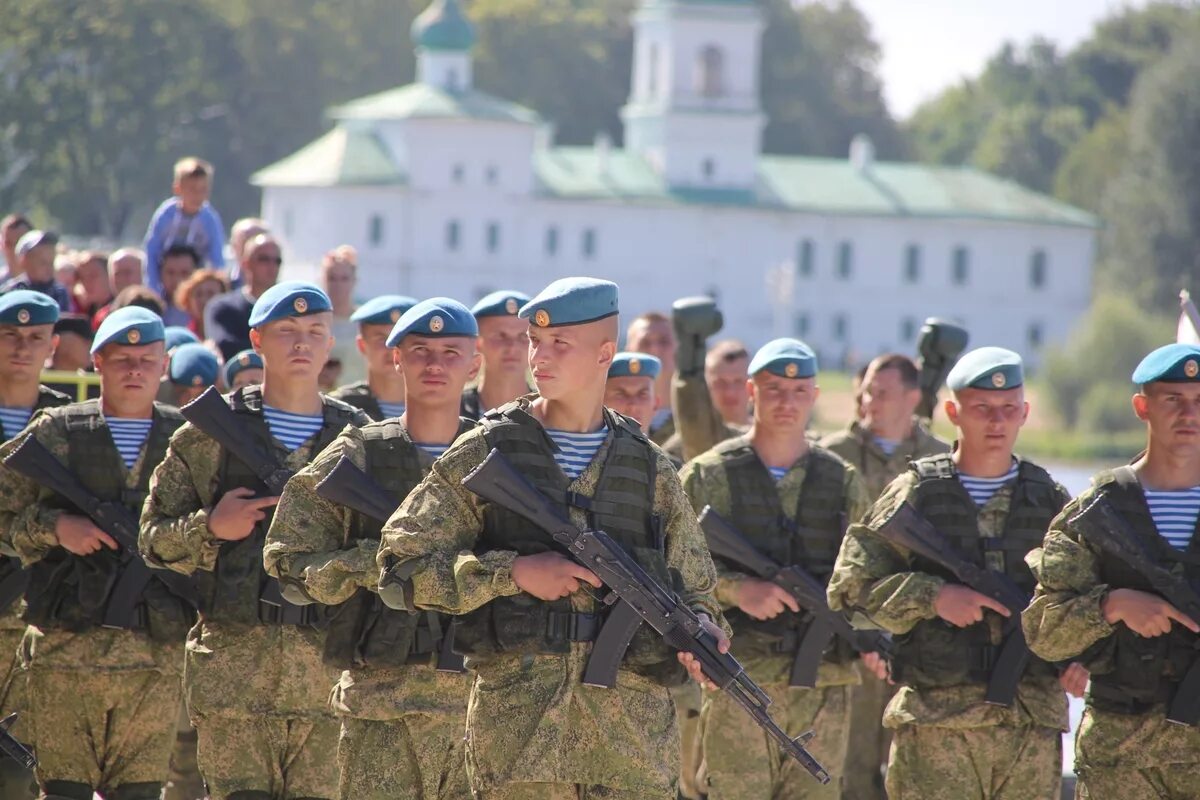 За десантников пехоту. Псков 76 Гвардейская десантно-штурмовая. Псков армия ВДВ. Спецназ ВДВ Псковская дивизия. ВДВ Псков 2021.