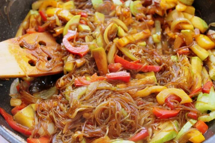 Фунчоза с овощами и грибами в соевом. Фунчоза с морепродуктами и овощами. фунчоза с морским коктейлем. фунчоза с креветками и овощами. фунчоза с морским коктейлем фото.