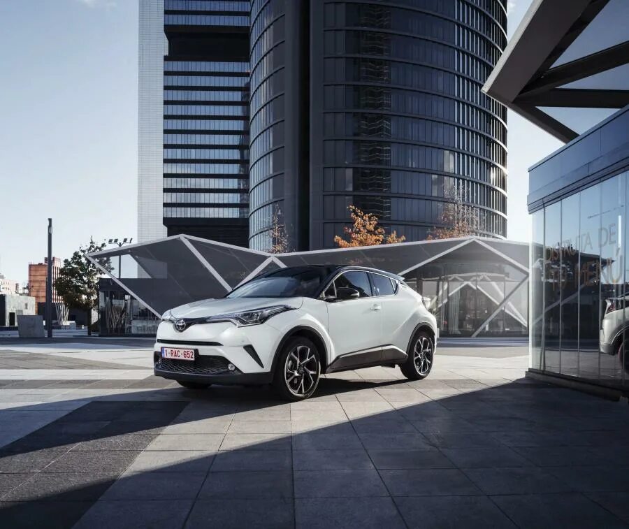 Hr 2016. Тойота c-hr 2016. chr toyota кроссовер. тойота с-нr белая. тойота s класса 2018.