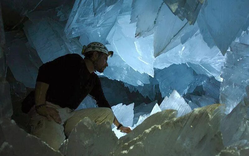 Кристалл шахты. Пещера горного хрусталя в Мексике. Кристальный купол пещера. Кристаллы кварца в пещере. Горный хрусталь в пещере.