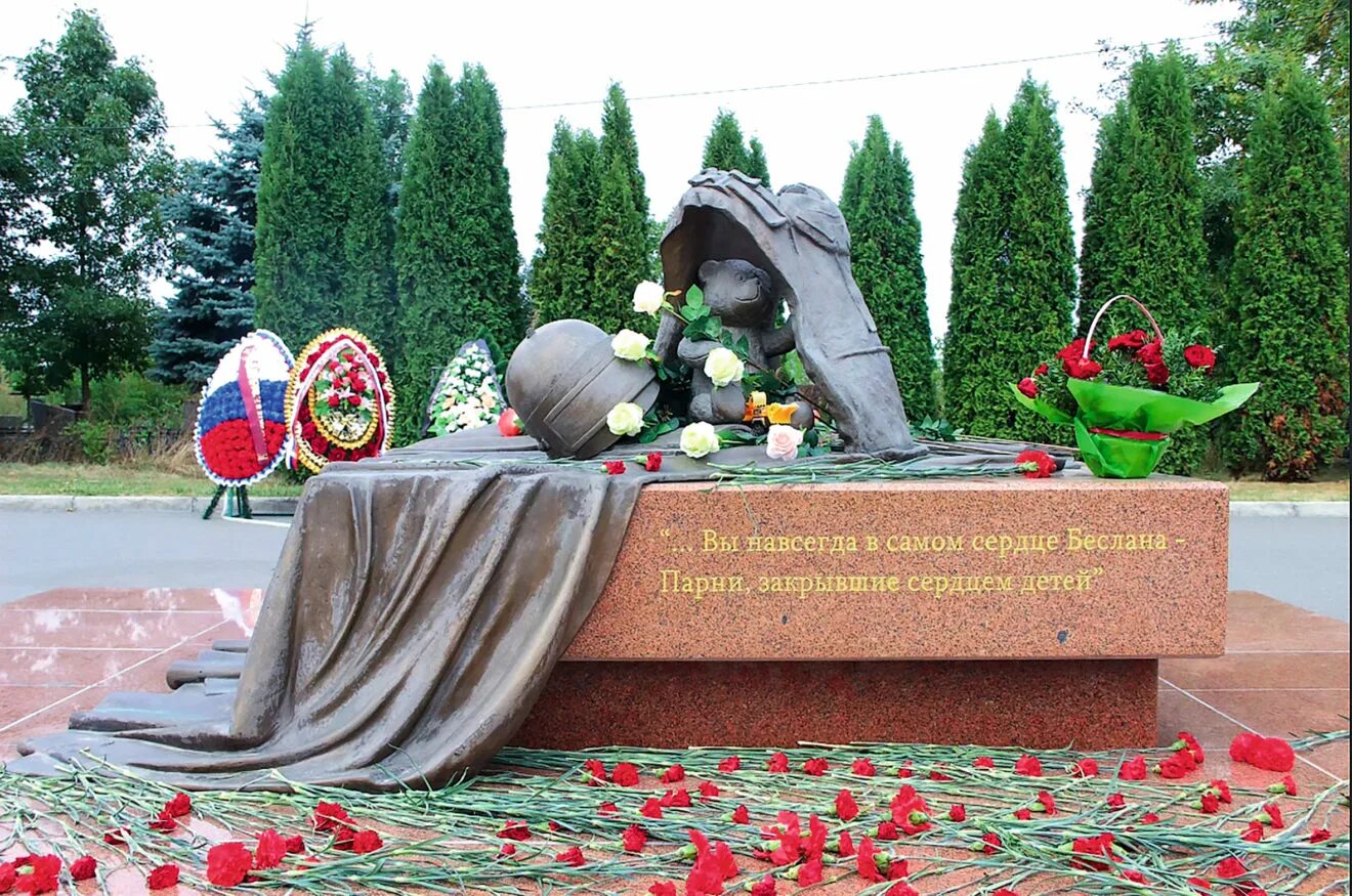 Памятник бойцам Альфа Беслан. Памятник бойцам спецназа в Беслане. Альфа и Вымпел Беслан памятник. Памятник погибшим бойцам спецназа в Беслане. Памятники терроризму