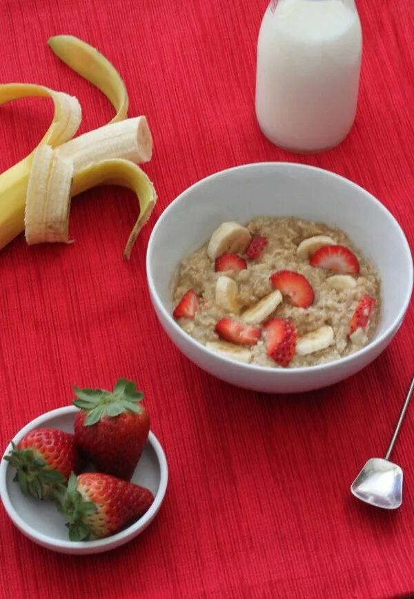 Сырники из творога с бананом. Вкусный завтрак из банана. Банановые оладьи. Что можно приготовить из банана на завтрак. Шоколадные оладушки.